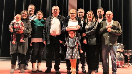 Carmen Pérez Ferrer, con la placa que recibió en su homenaje, acompañada de familiares y autoridades