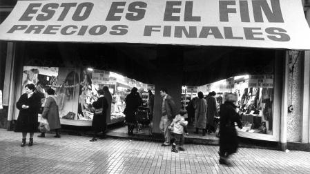 Un comercio de Pamplona en las rebajas de 1986 que liquidaba el negocio y con el rótulo de “esto es el fin”