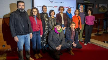 Desde la izquierda: Carlos Fernández de Vigo, Lorena Ares, María Guzmán, Paula Noya, Rebeca Esnaola, Arturo Cisneros, Ana Herrera, Julio Soto y Amaia Remírez. En primera fila, Joaquín Calderón y Miguel Iturralde