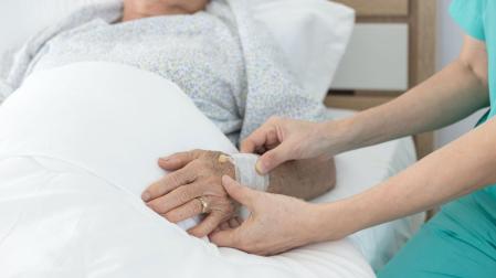 El desarrollo de los cuidados paliativos ha permitido que cada vez más personas con enfermedades en situación avanzada, como el cáncer o las dolencias neurodegenerativas, puedan beneficiarse de una atención integral