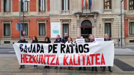 Concentración de los sindicatos de la enseñanza frente al parlamento para reclamar una bajada de ratios en los centros educativos públicos.