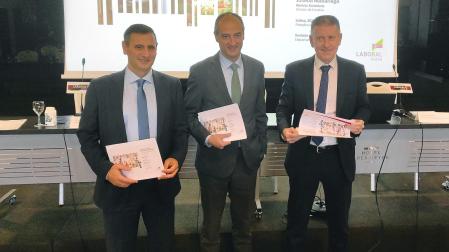 De izquierda a derecha: Javier Cortajarena, director territorial de Laboral Kutxa en Navarra; Ibon Urgoiti, director de Desarrollo de Negocio, y Joseba Madariaga, director del departamento de Estudios
