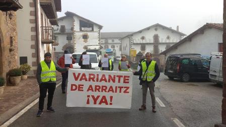 Detalle de la concentración de ayer en la travesía de Arraitz