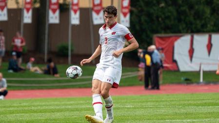 CAPITÁN. Esta temporada ha llevado el brazalete de capitán en los Badgers de Madison.