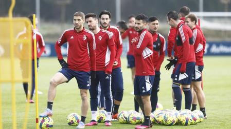 Los futbolistas de Osasuna en el inicio del entrenamiento de este viernes, en las instalaciones de Tajonar.