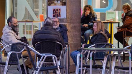 Varias personas charlan esta semana en una terraza en Estella
