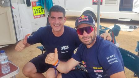 El navarro Marino Zulet, a la izquierda, junto al piloto chileno Chaleco López