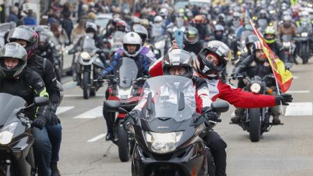 Motoristas participan en el desfile de banderas y antorchas, en el que se homenajea a los moteros fallecidos, por las calles de Valladolid