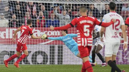 Stuani, tras ejecutar el disparo que acabó en gol ante el Sevilla