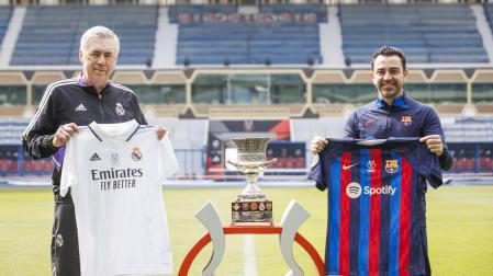 Ancelotti y Xavi Hernández posan con las camisetas de sus equipos y con el trofeo de la Supercopa de España en el estadio King Fahd International