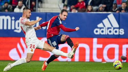 Kike García dispara con la zurda en una de las mejores ocasiones de Osasuna