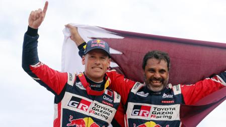 Nasser Al-Attiyah celebra la victoria en coches en el Dakar 2023 junto a su copiloto Baumel