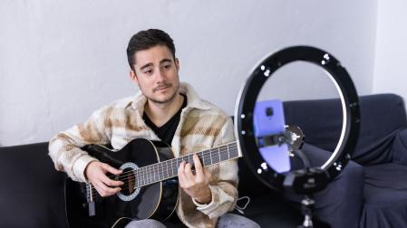 El cantante y músico Adrián Campos