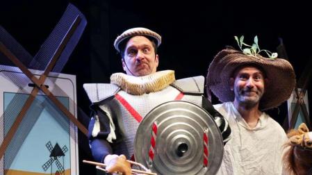 David Larrea y Miguel Goikoetxandía, en una escena de 'Pirados en un lugar de La Mancha'