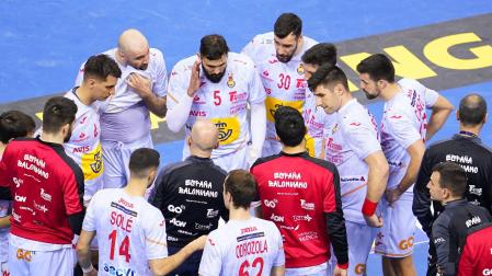 Jordi Ribera da instrucciones a sus jugadores en el partido del Mundial ante Chile