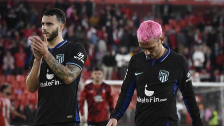 Los jugadores del Atlético de Madrid Mario Hermoso y Antoine Griezmann tras finalizar el partido en Almería