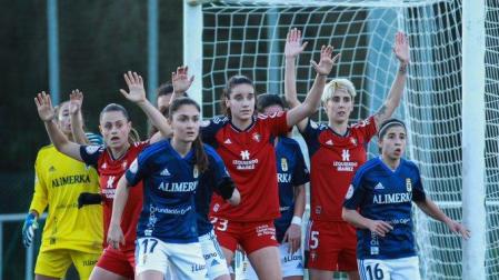 Vera Martínez, Maite Valero y Josune Urdániz, en una acción a balón parado a favor de Osasuna