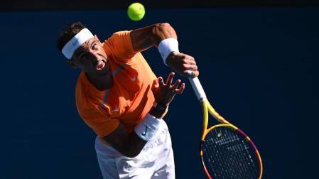 Rafa Nadal golpea a la pelota durante el partido que le ha enfrentado a Jack Draper en el Abierto de Australia