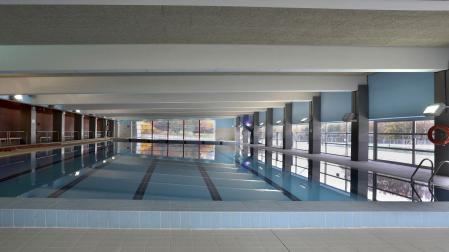 Imagen de las piscinas de una instalación deportiva de Pamplona