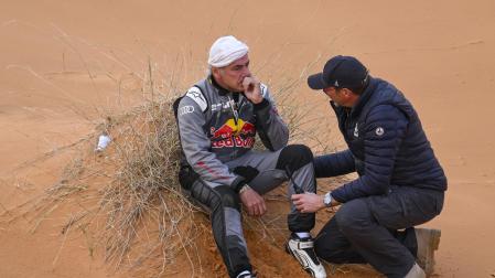 Carlos Sainz, momentos después del accidente que sufrió en el Rally Dakar