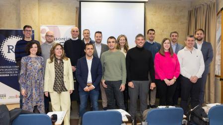 Participantes, promotores y mentores del programa Ribera Nexo posaron juntos durante la presentación ayer de los proyectos impulsados durante los últimos 6 meses.