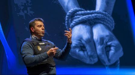 El inspector de Policía Nacional David González, durante su intervención ayer en Pamplona Negra para explicar en primera persona el papel de los negociadores.