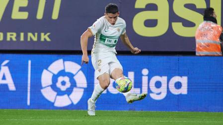 Lautaro Blanco golpea el esférico durante el choque del Elche y el Cádiz en el Nuevo Mirandilla.