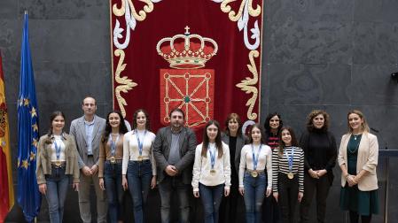 Gimnastas, entrenadora y autoridades posan tras el acto de reconocimiento