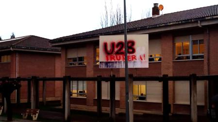 Pintada de la izquierda juvenil abertzale en el centro de FP Donibane