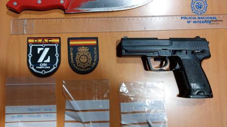 Armas y drogas incautadas por la Policía Nacional en Pamplona