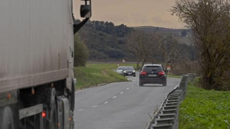 Los usuarios denuncian la ausencia de aceras en parte de la carretera NA-601, entre Puente la Reina y Mendigorría