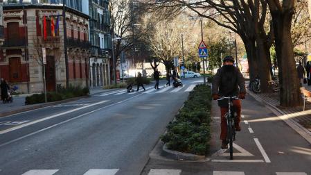 Un ciclista circula por el carril bici de Navas de Tolosa rumbo al centro