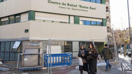 Varias personas caminan ante el centro de salud Santa Ana, que sigue en obras