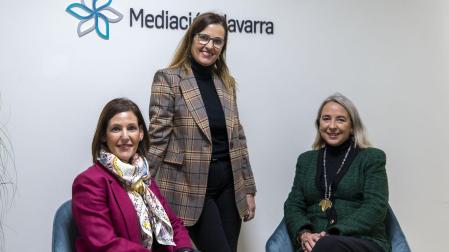De izda a dcha: Amaya Sanz Oricáin (abogada), Maite Ruiz Aquerreta (psicóloga) y Elena Sarasa Villaverde (abogada), socias fundadoras de la empresa Mediación Navarra, la semana pasada en uno de sus despachos de Pamplona. Mediación Navarra organiza la ‘V Semana Europea de la Mediación’