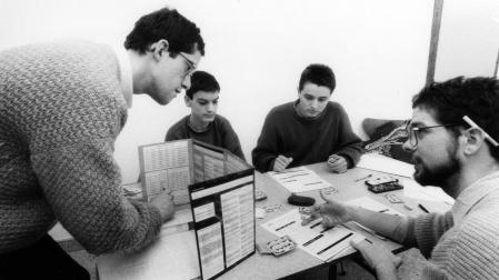 Varios participantes de un juego de rol, en 1993, en Pamplona celebrando una partida