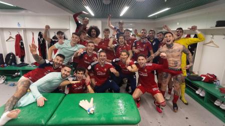 Foto de celebración de la plantilla de Osasuna en el vestuario del Benito Villamarín