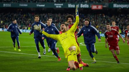 Sergio Herrera, perseguido por sus compañeros, se lanza al suelo exultante en la celebración del triunfo de Osasuna frente al Betis