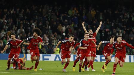 Los jugadores rojillos celebran el triunfo en los penaltis