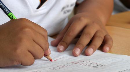 Un niño, en un colegio