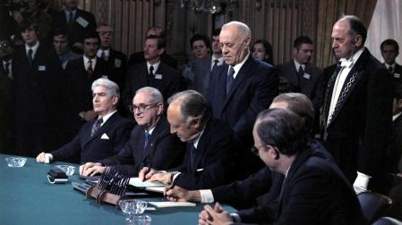Los representantes de EEUU firman el acuerdo de paz de Vietnam