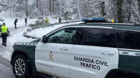 Agentes de la Guardia Civil durante la jornada de nieve en Navarra