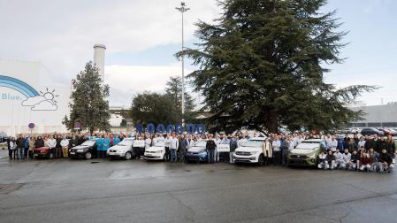 El coche 9 millones de Volkswagen Navarra, un Taigo, junto con los otros modelos Volkswagen fabricados en Landaben en la zona de oficinas