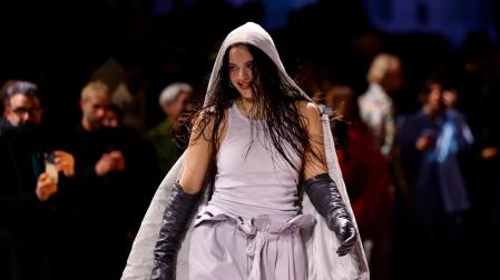 Rosalía, durante su actuación en el desfile parisino de Louis Vuitton