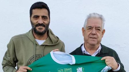 Dani Güiza posa con Anselmo Rodríguez, presidente del CD Rota