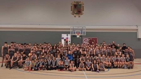 Integrantes de distinta edad y equipo en la foto de familia del club de baloncesto de Alsasua