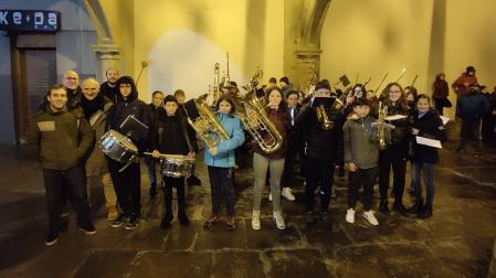 Oskar Lakunza (1º izda.), con otros profesores y alumnos de la banda de la escuela de música de Sangüesa