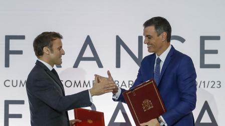 Los presidentes Sánchez y Macron sellan, con un apretón de manos, la firma del Tratado de Amistad España-Francia