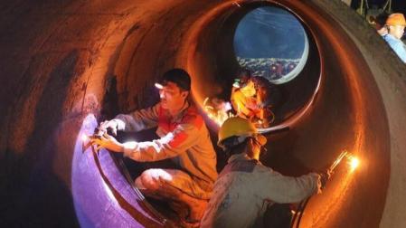 Trabajadores, en el tubo preparado para acceder al niño