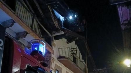 Efectivos de bomberos, en la casa de Lantz afectada por un incendio