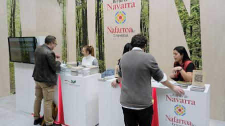 Varias personas, en el stand de Navarra en Fitur